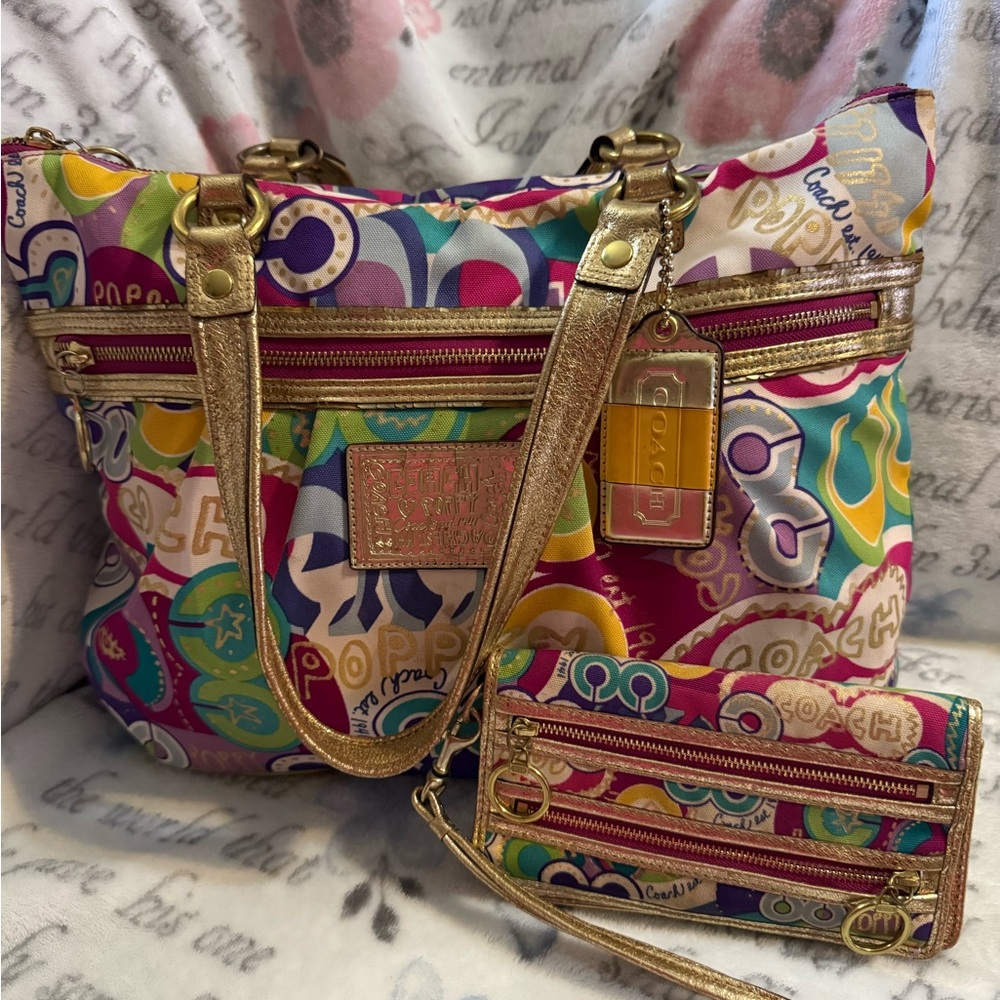 Coach Graffiti Tote Bag Poppy Multicolor with
Multicolor POPPY Wallet/Wristlet